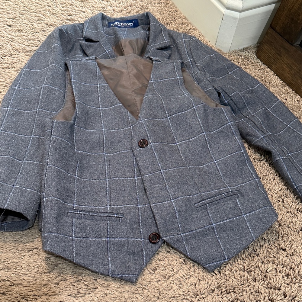 Boys suit coat and vest set, size 4t.
